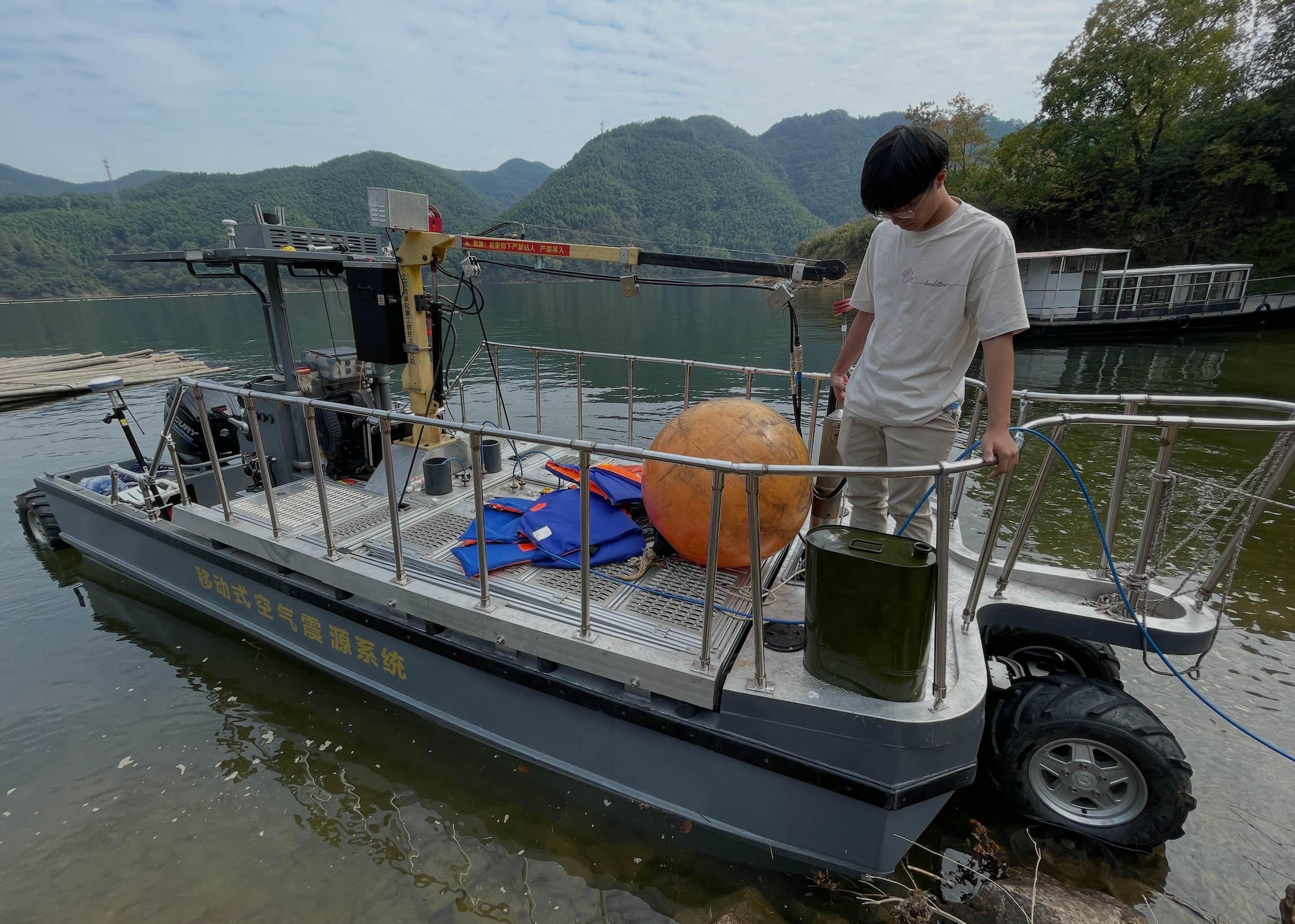 Airgun vessel during the Foziling Reservoir experiment